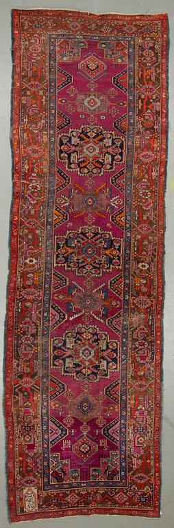 GALLERIMATTA. Antik, Karabagh. Ca 370x117 cm.