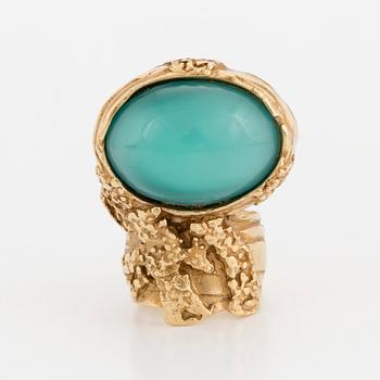 YVES SAINT LAURENT. Ring med guldfärgad metall och grön paste sten.