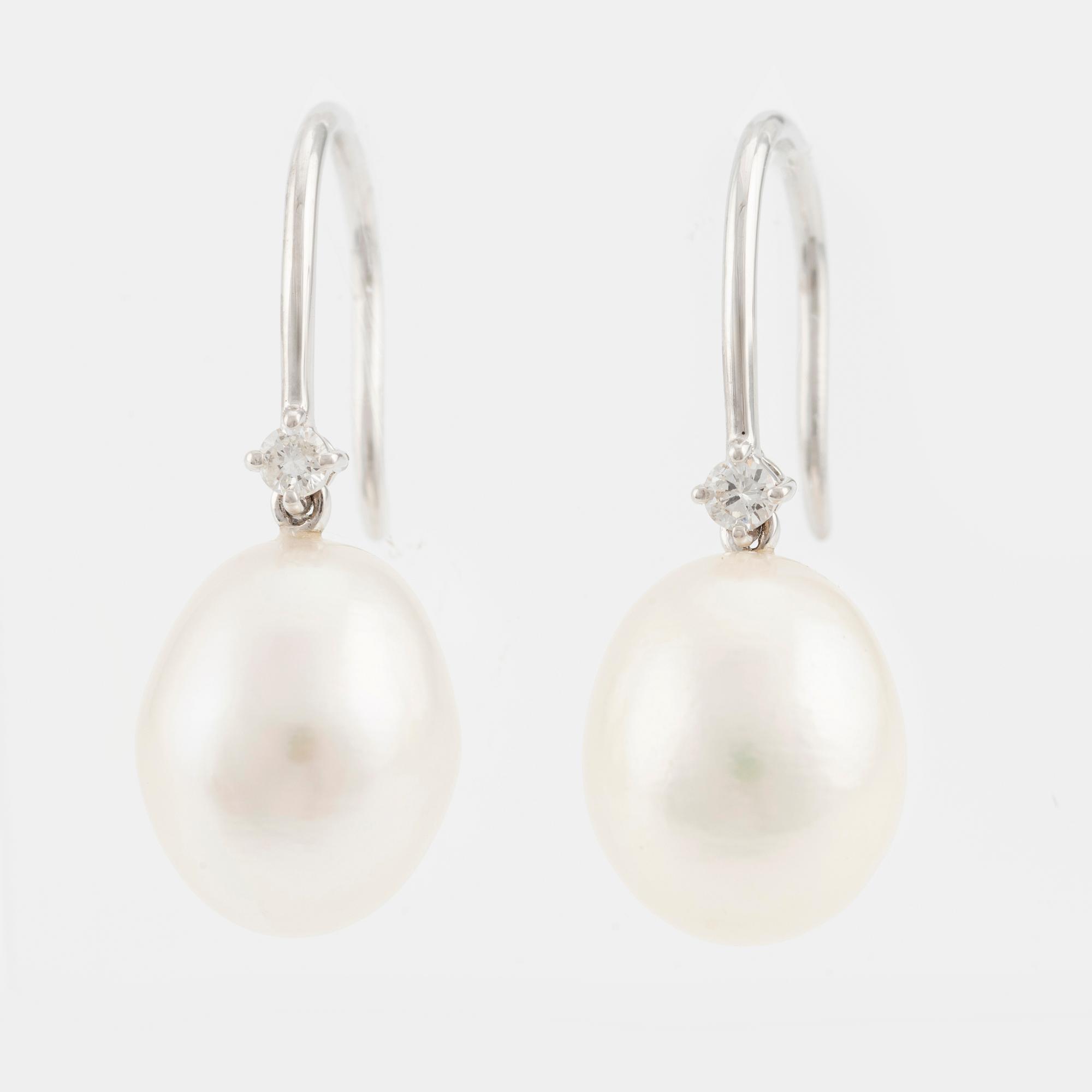 Örhängen 18K vitguld med odlade sötvattenspärlor och briljantslipade diamanter.