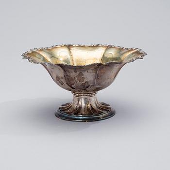 A SILVER BOWL, Hämeenlinna, Finland 1951. Weight 368 g.