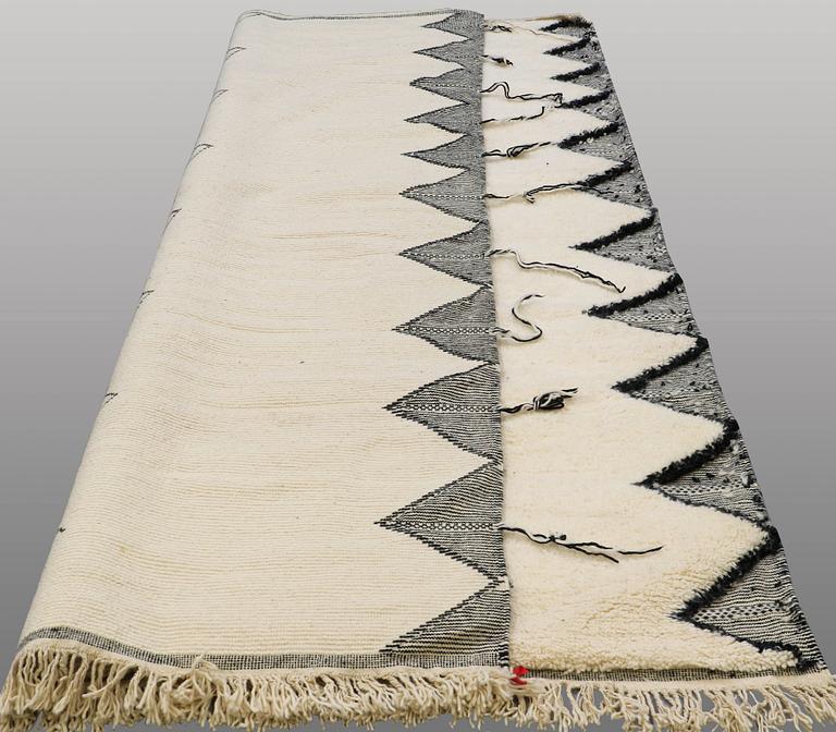 MATTA, Marocko, ca 310 x 211 cm.