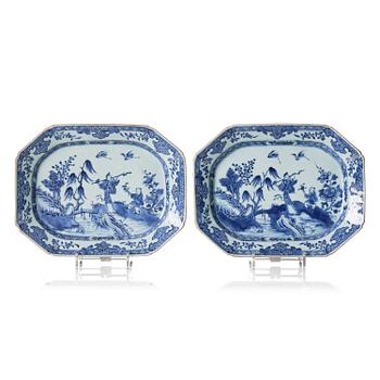 95. A pair of blue and white charges Qinalong.