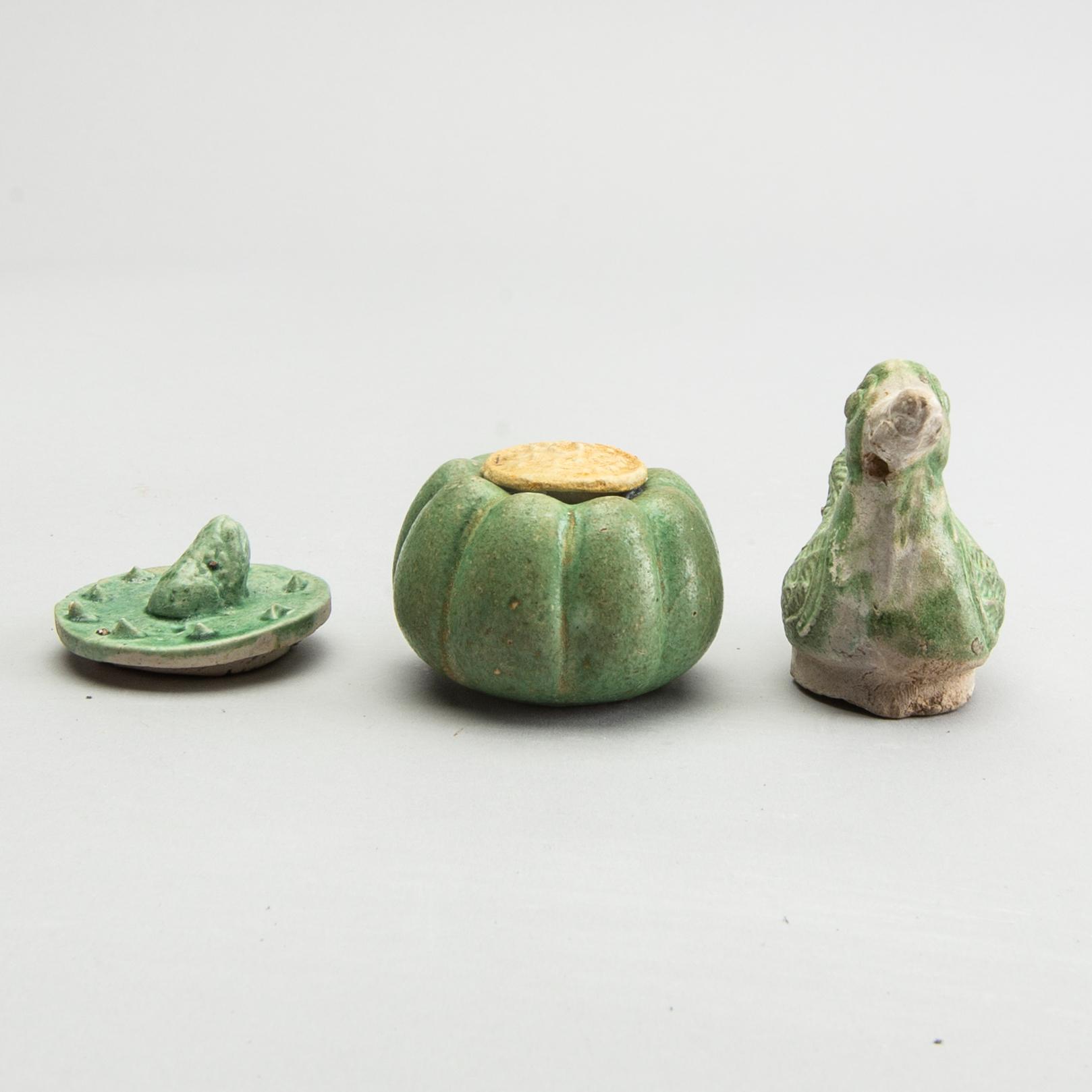 A green and yellow glazed water dropper, a box with cover and an extra cover. Ming dynasty (1368-1644).