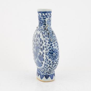 A blue and white moon flask, porcelain, China, Qing Dynasty, 19th century.