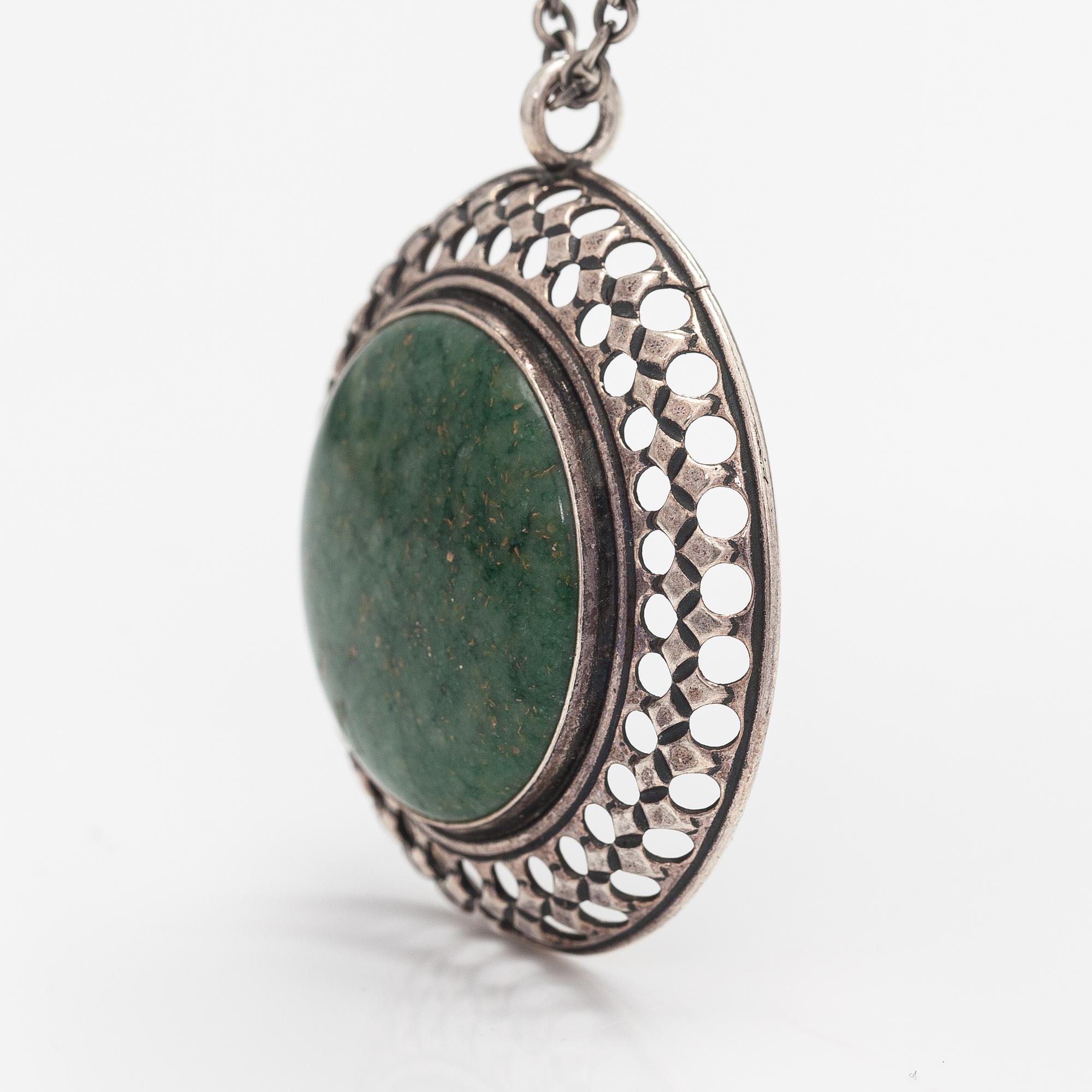 Halsband, modell 1621, sterlingsilver, epidot. Kalevala koru, Helsingfors 1994.