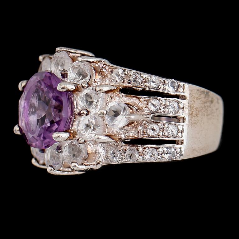 RING, sterlingsilver, ametist ca 3.50 ct, vita topaser tot ca 2.00 ct.