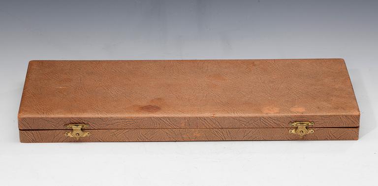 MOCKASKEDAR, 12 st, silver 916 och emalj, Tillander, Helsingfors 1951. Vikt 135 g.