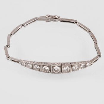 ARMLÄNK, vitguld med 9 briljantslipade diamanter, ca 0.99 ct,  Gustav Dahlgren & Co, Malmö, 1955. Vikt 9,8 gram.
