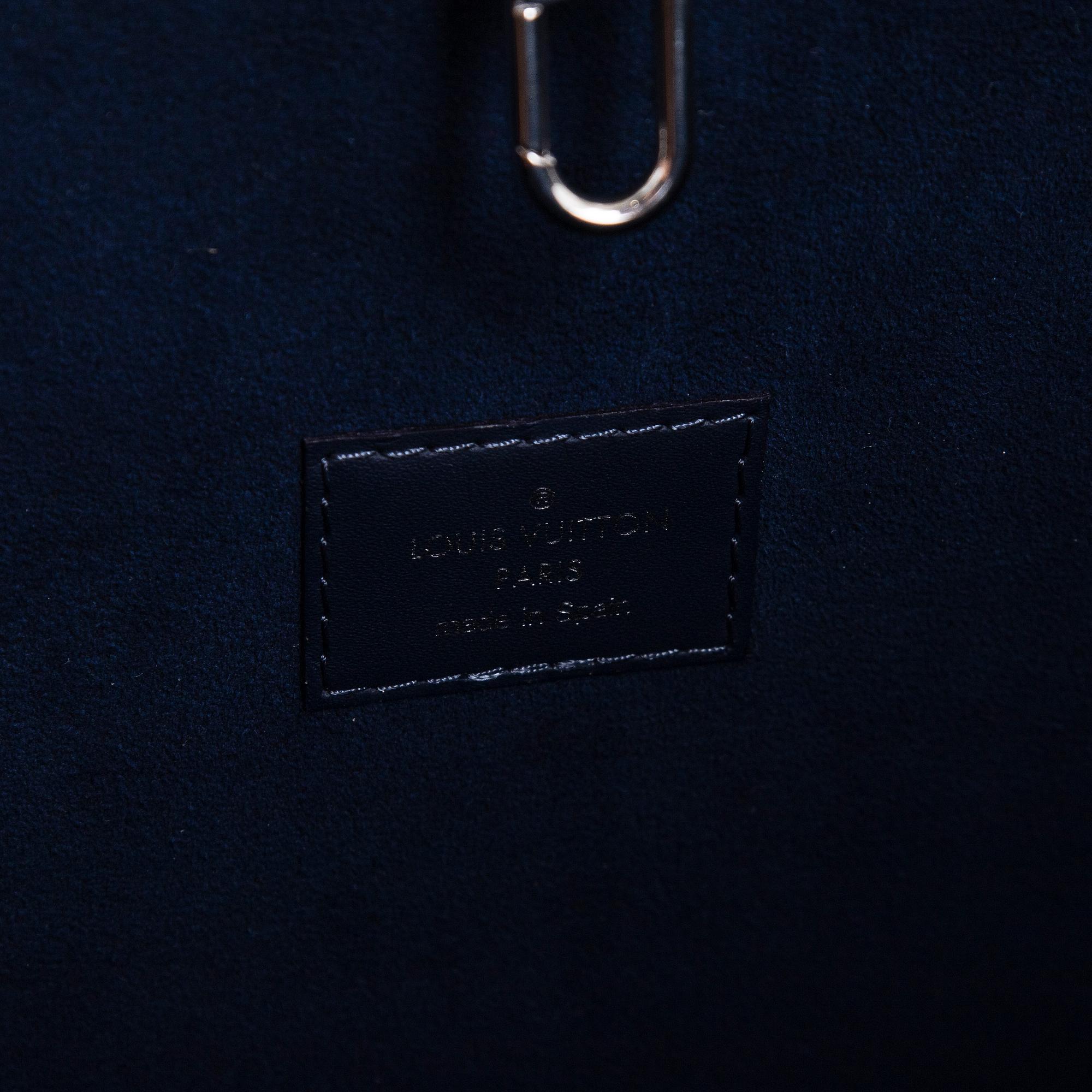 Louis Vuitton, a “Neverfull MM” bag.
