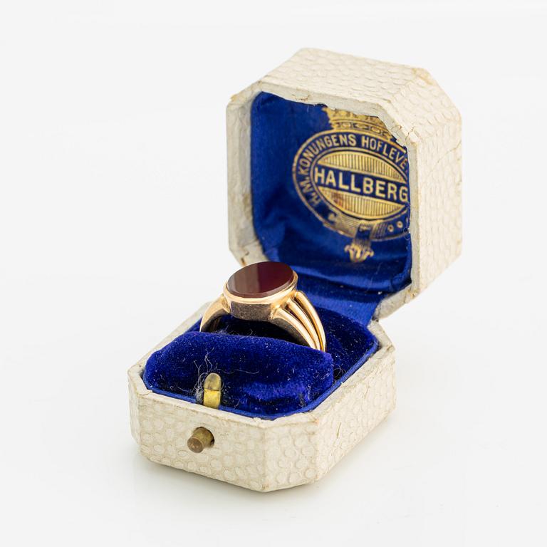 Klackring. 18K guld med slät karneol.