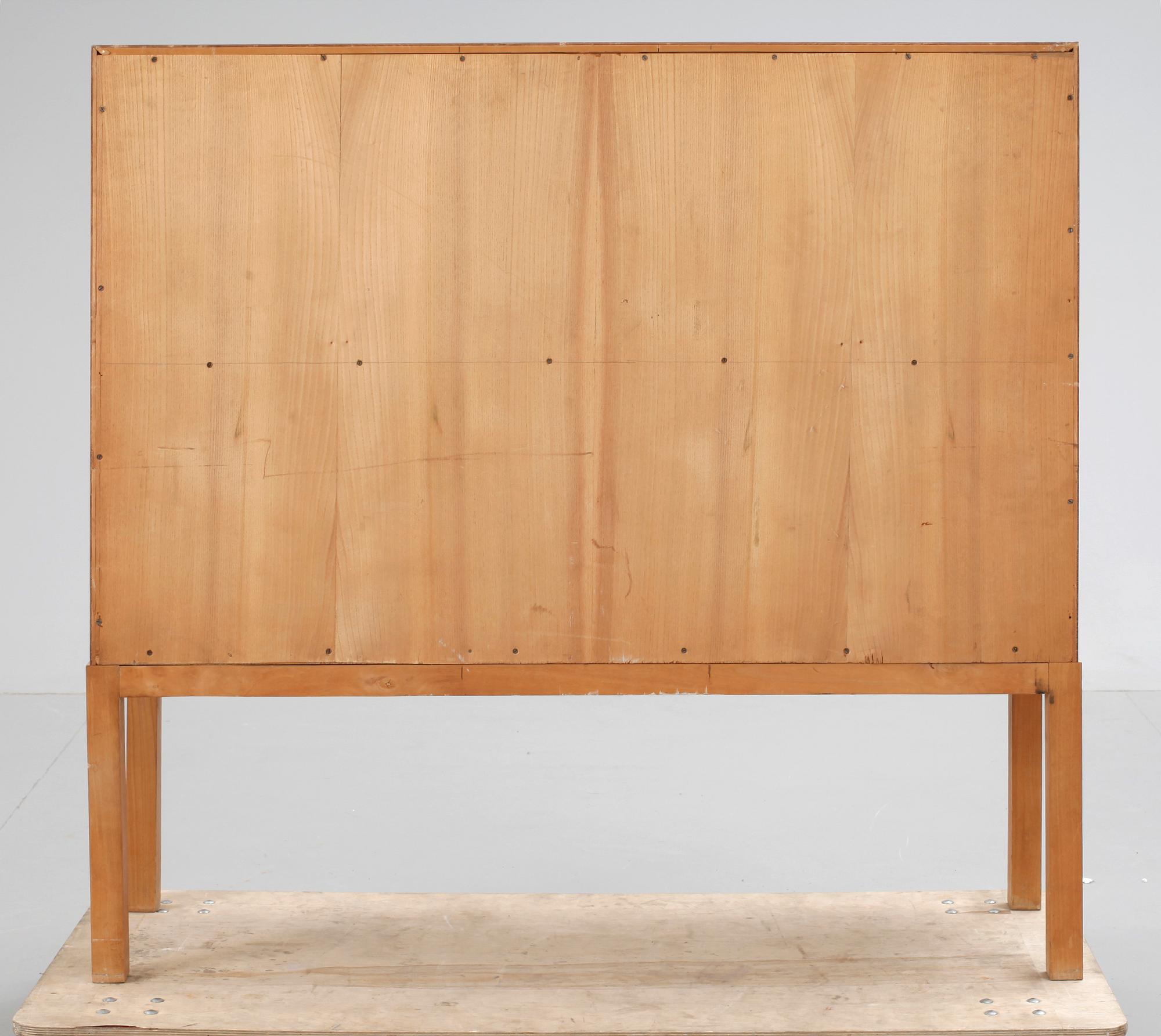 SKÅP. 1900-talets mitt.