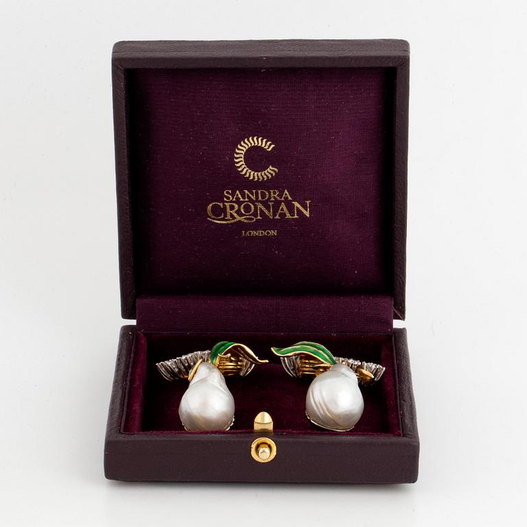 GAUDY,  Örhängen ett par med odlade 'South Sea' pärlor,  citriner och briljanter. 18K guld och emalj.