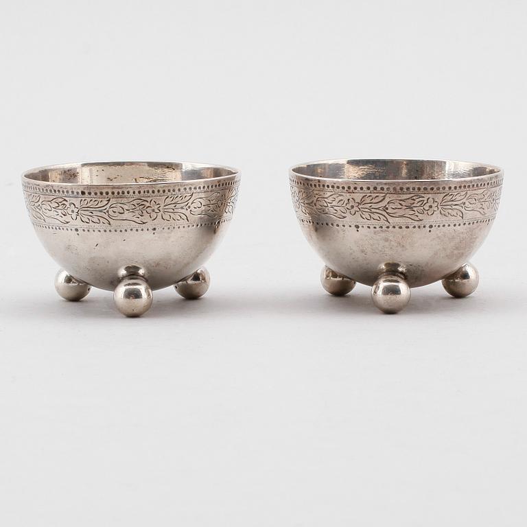 SALTKAR, 1 par, silver, London 1875. Vikt ca 95 gram.