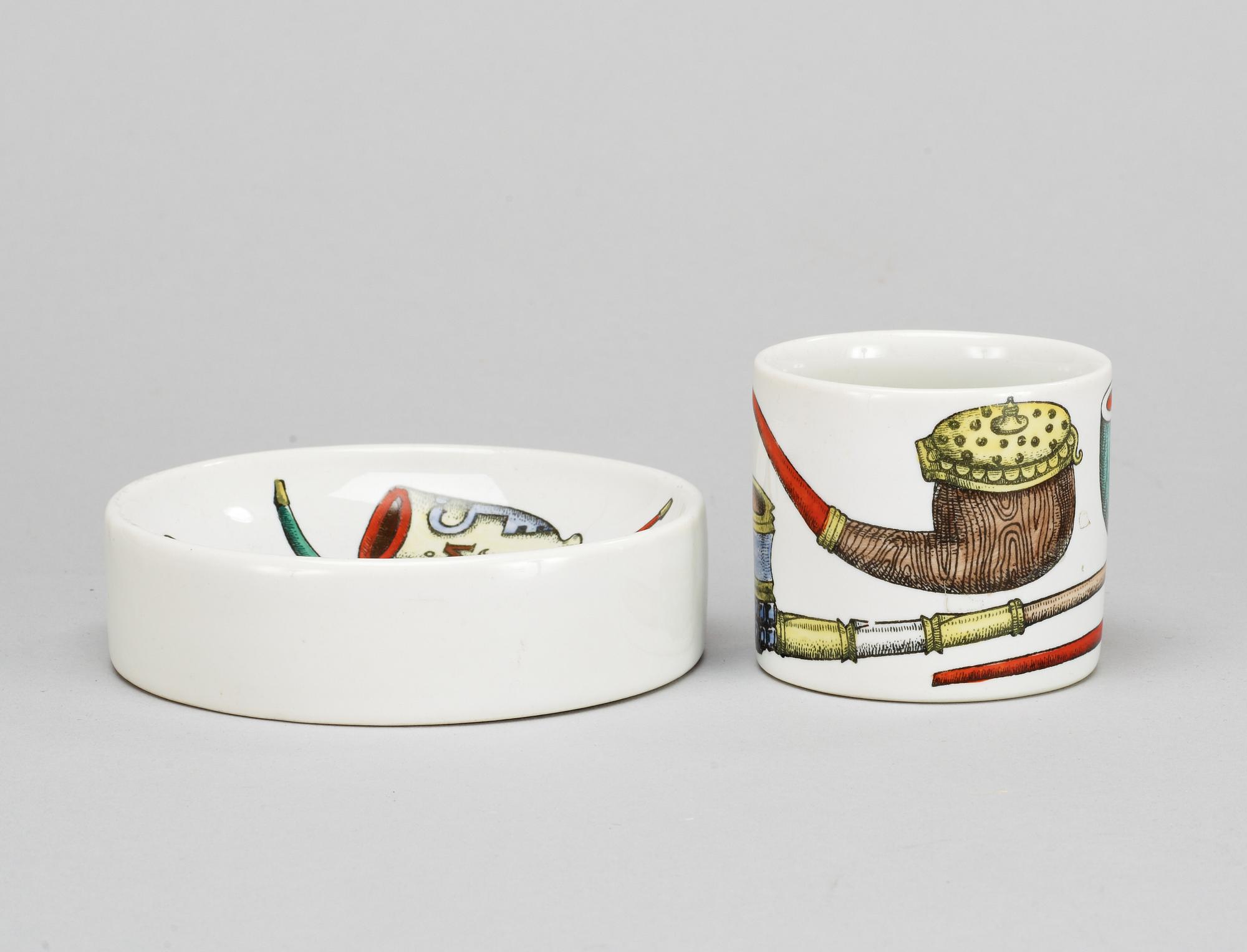 ASKFAT samt STÄLL, porslin. Fornasetti.