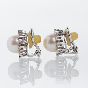ÖRHÄNGEN, 18K vitguld med briljantslipade diamanter ca 0.80 ct samt odlade saltvattenspärlor.