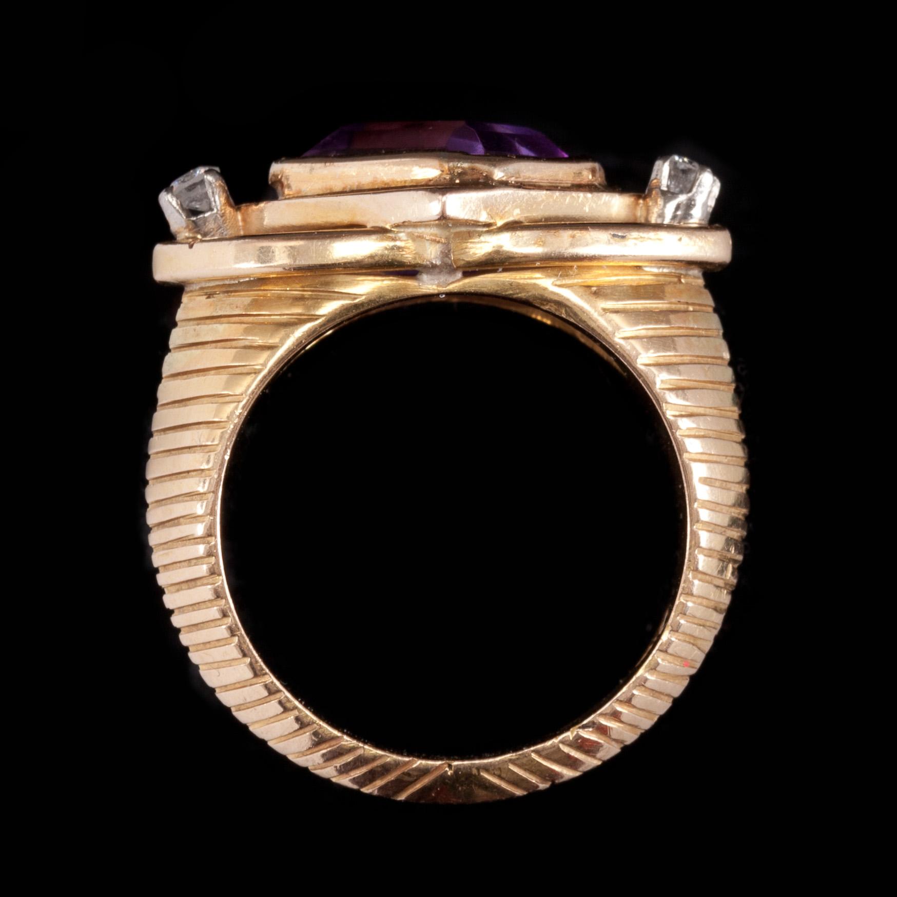 RING, 18k guld med fasettslipad ametist samt två små diamanter. Vikt 10 g.