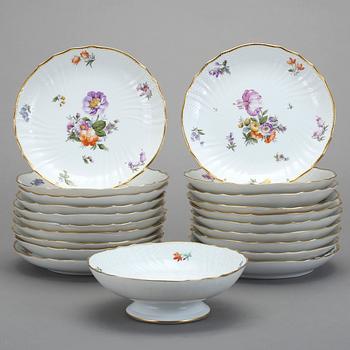 ASSIETTER 20st + SKÅL, porslin, ”Sachsisk blomst”, Royal Copenhagen.