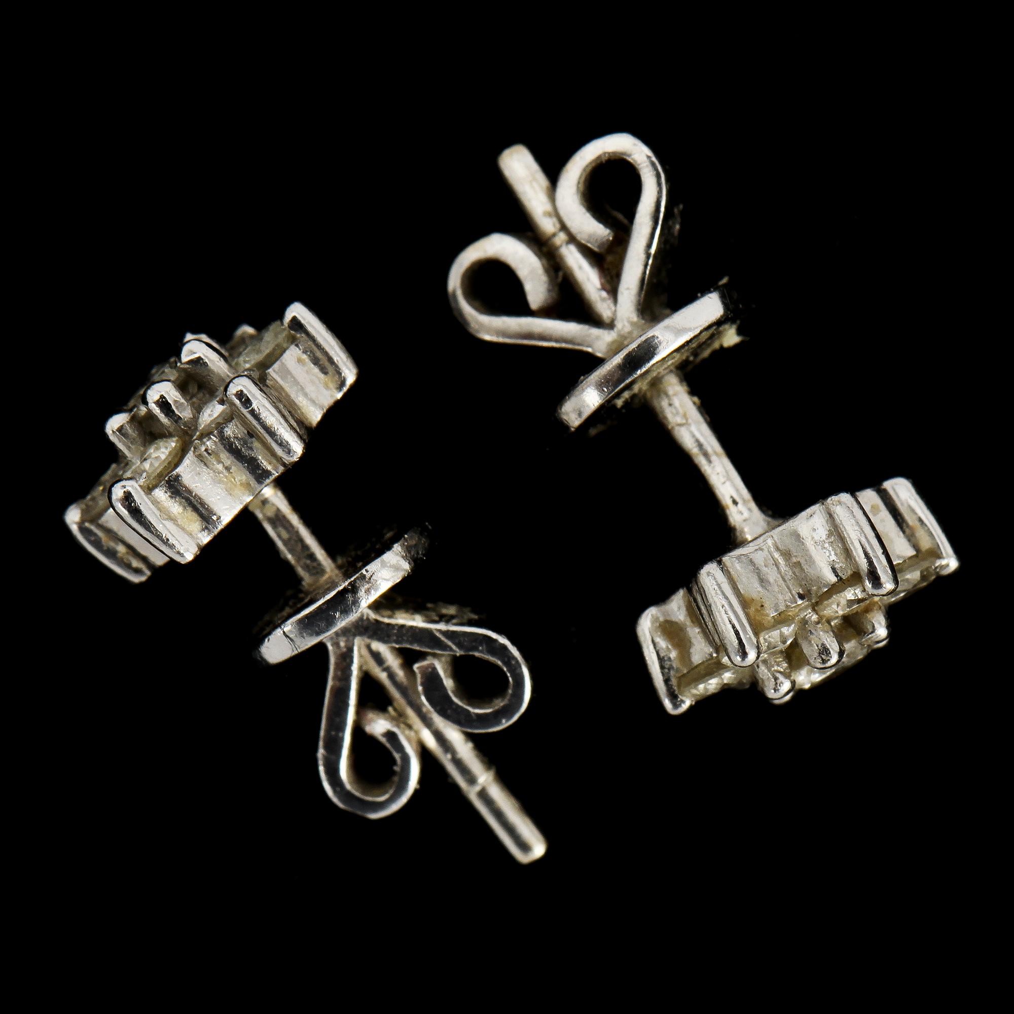 ÖRHÄNGEN, ett par samt HÄNGE, 18k vitguld med briljantslipade diamanter. Vikt 3 g.