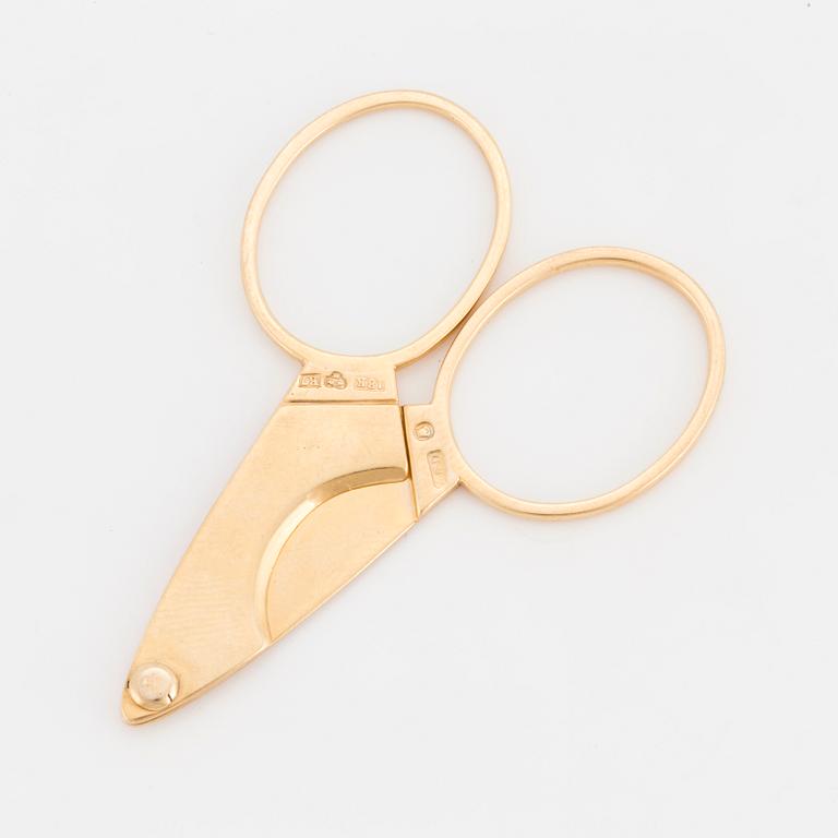 An 18K gold cigar-cutter.