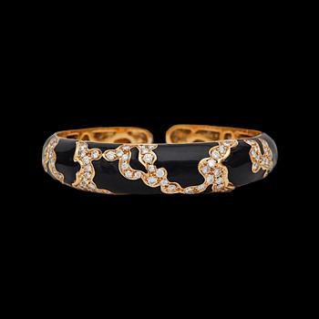 991. A black enamel and brilliant cut diamond bangle, tot. app. 6 cts.