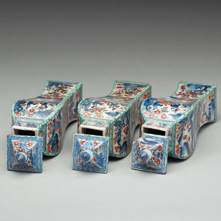 URNOR med LOCK, tre stycken, porslin. Qingdynastin, Kangxi (1662-1722).