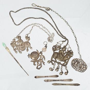 Amuletter, fyra stycken, vitmetall samt fyra hårsmycken delvis i silver, Kina, 1900-tal.
