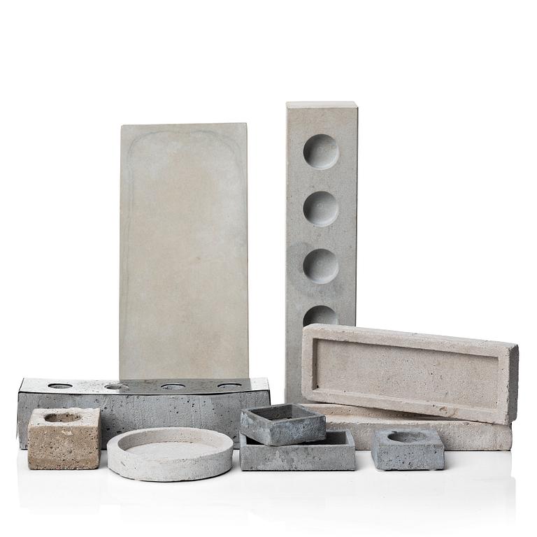 A mixed lot, 10 pcs contemporary concrete plates and candle-holders.