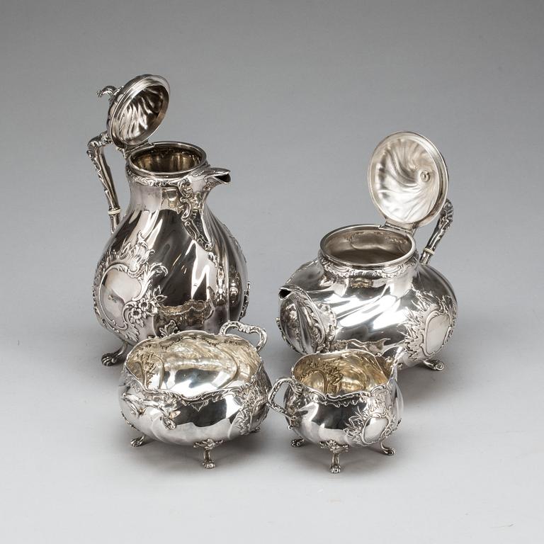 KAFFE- OCH TESERVIS, 4 delar. Silver, firma Michelsen. Köpenhamn 1931. Rokokostil. Ca 3500g.