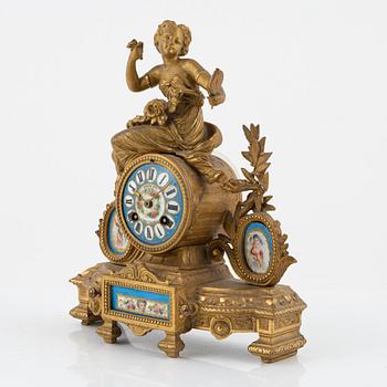 Bordspendyl, Louis XVI-stil, omkring år 1900.