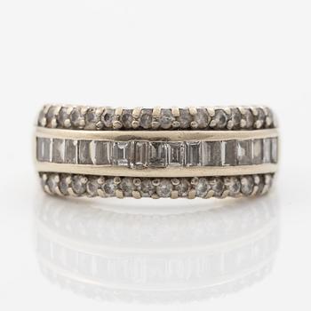 Ring, 18K vitguld med briljantslipade diamanter samt baguettslipade diamanter.