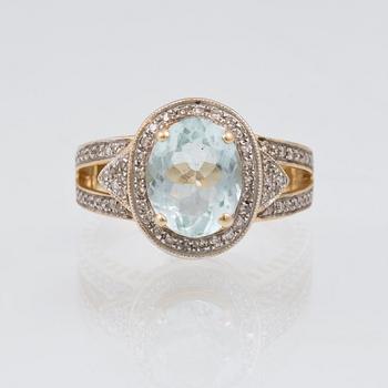 RING, 14K guld med ovalslipad akvamarin 3.65 ct enligt uppgift samt mindre åttkantslipade diamanter. Vikt 5,6 gram.