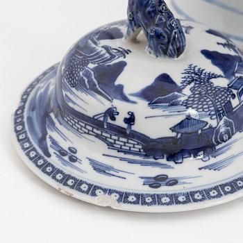 A pair of blue and white Chinese porcelain jars with covers. Qing dynasty, Qianlong (1736-95).
