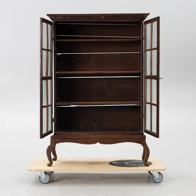 Display cabinet, 19th century.