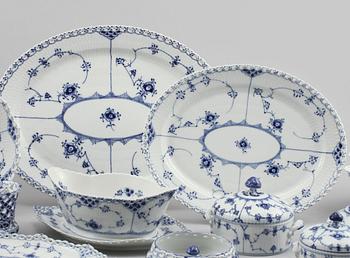 SERVISDELAR, 16 delar, porslin, "Musselmalet", Royal Copenhagen, 1900-talets andra hälft.