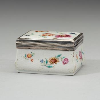 A silver mounted export porcelain famille rose snuff box, Qing dynasty, Qianlong (1736-1795).