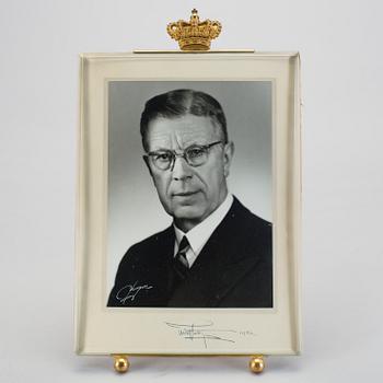 A royal photographic image picturing Gustav VI Adolf, signed and dated 1952.
