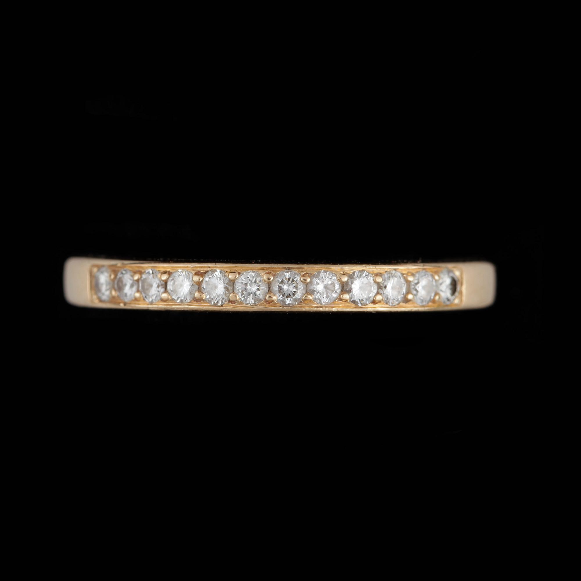RING, 18k guld med 12 briljantslipade diamanter, enligt gravyr 0,24 ct. Vikt ca 4,8 gram.