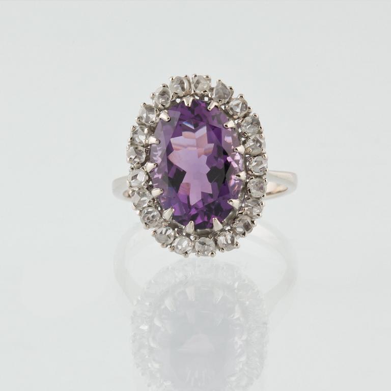 RING, 18K vitguld med ovalslipad ametist 5.50 ct samt rosenslipde diamanter, utländska stämplar. Vikt 6,6 gram.