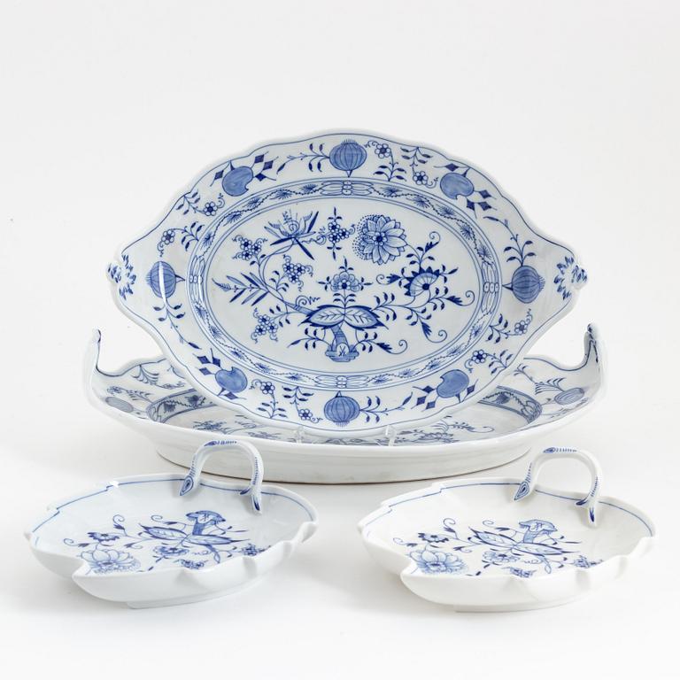 A set of three 'Blue Onion' porcelain dishes, Meissen, first half of the 20th Century.