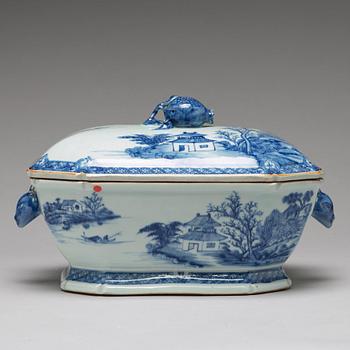 A blue and white tureen with cover and similar stand, Qing dynasty, Qianlong (1736-95).