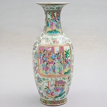 A CHINESE CANTON PORCELAIN VASE, 19th century.