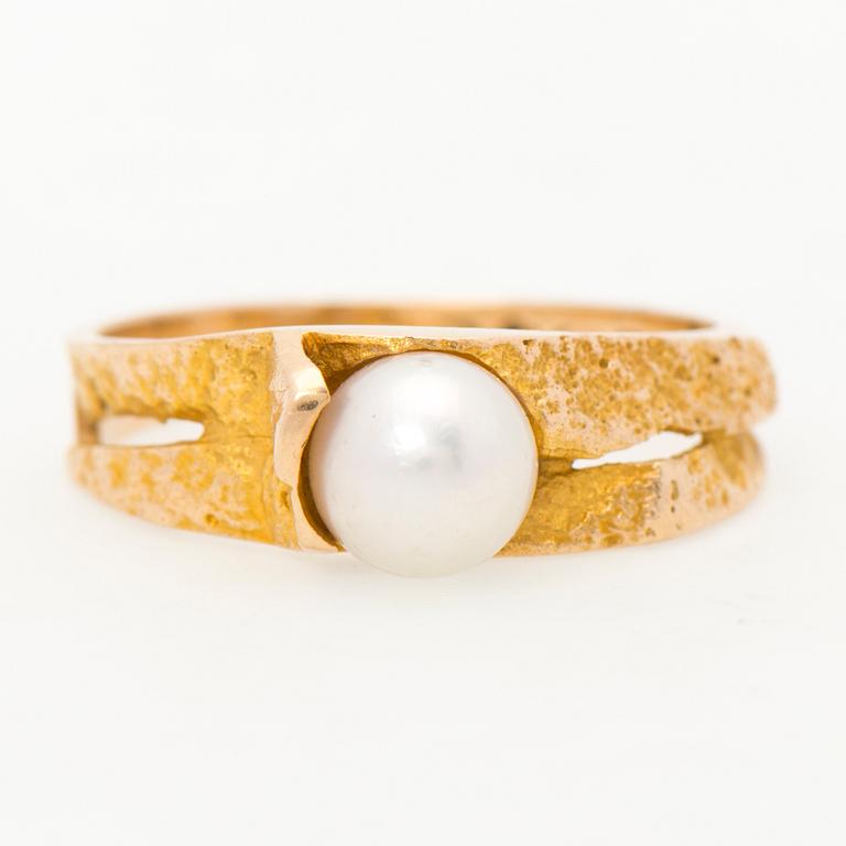 A BJÖRN WECKSTRÖM RING, "Lapin kevät", cultured pearls, 14K gold. Lapponia 1960s.