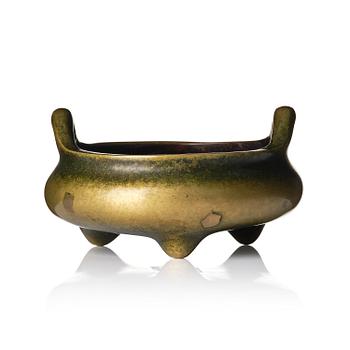 1267. A bronze tripod censer, late Qingdynasty/around 1900.
