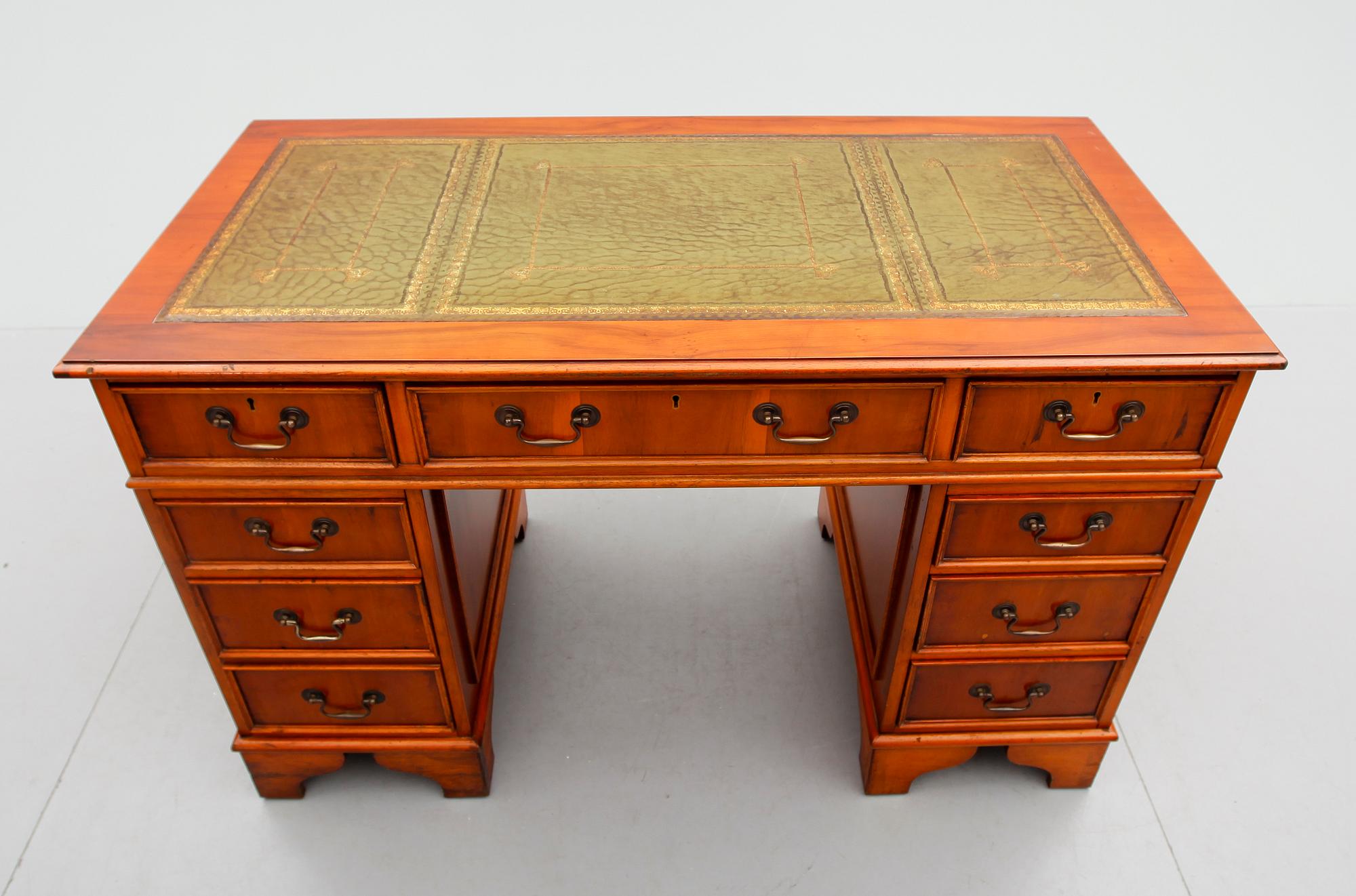 HURTSSKRIVBORD, England, 1900-talets andra hälft.