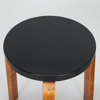 Alvar Aalto, jakkarapari, malli 60, O.Y. Huonekalu-ja Rakennustyötehdas A.B, Finmar, Suomi, 1934–39.