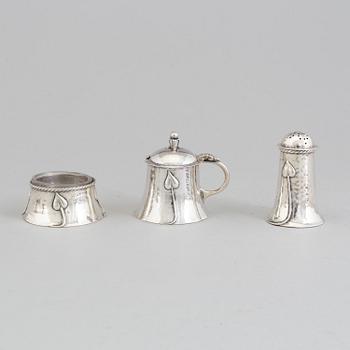 ALFRED E. JONES, Salt- och pepparkar, senapsburk, silver, Art Nouveau, Birmingham, 1907-08 samt  VÄSKA, H Matthews, 1906.