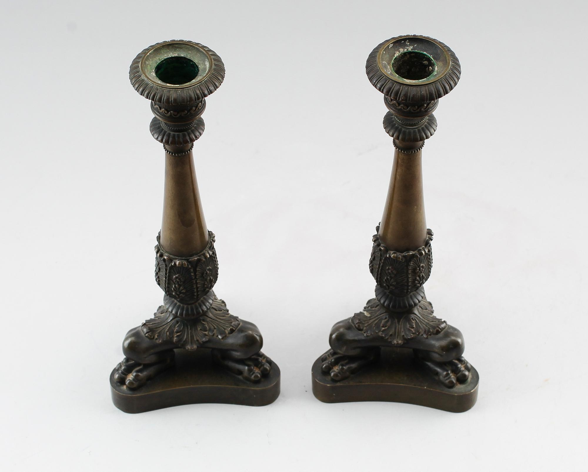 LJUSSTAKAR, 1 par, patinerad brons, senempire, 1800-talets första hälft.
