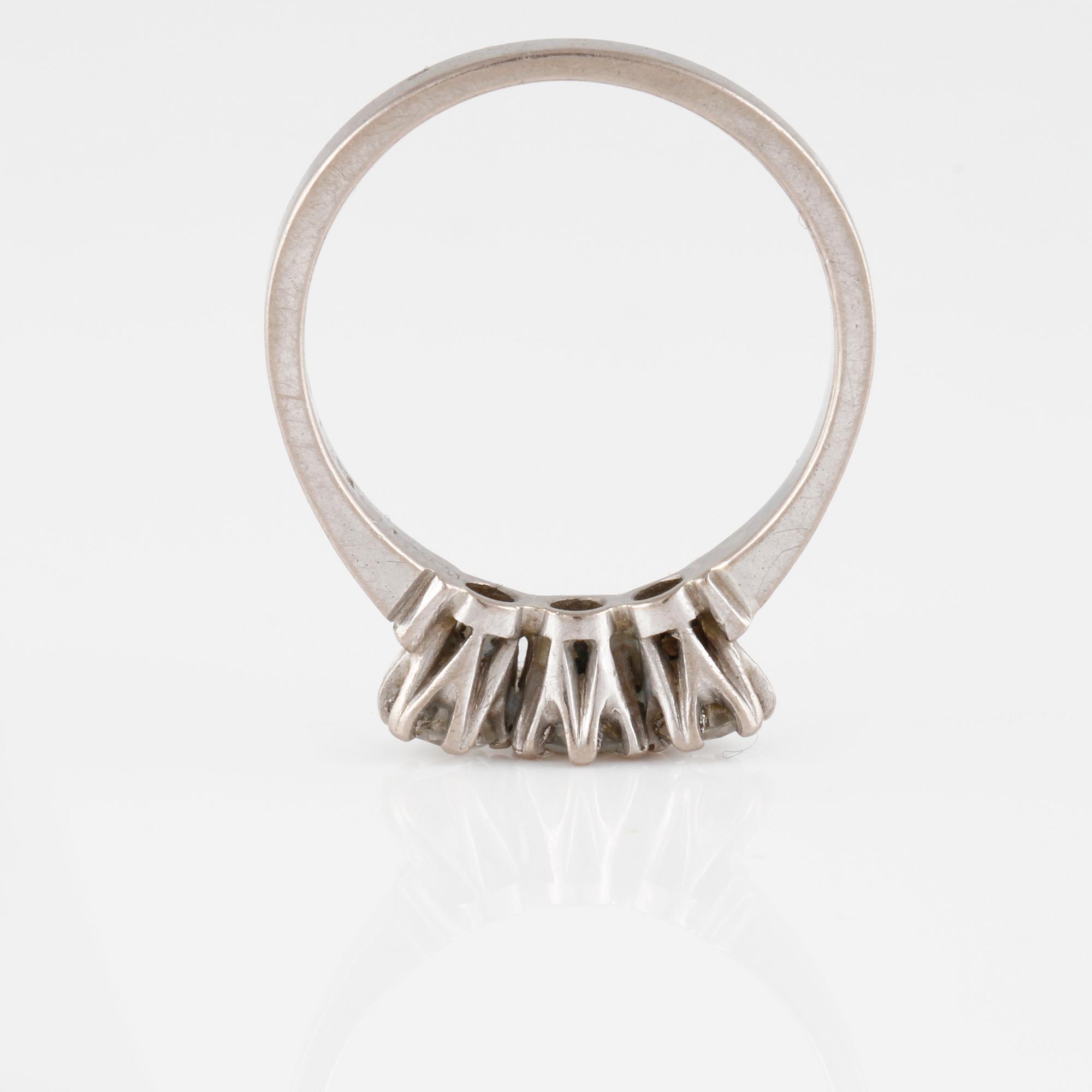 RING, 18K vitguld med 3 briljantslipade diamanter 0.45 ct, kattfotstämplad. Vikt 3,9 gram.