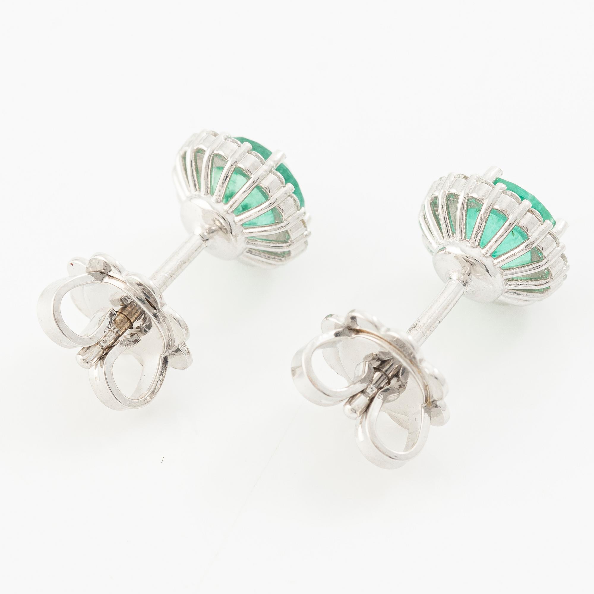 Earrings 18K white gold with emeralds and brilliant-cut diamonds.