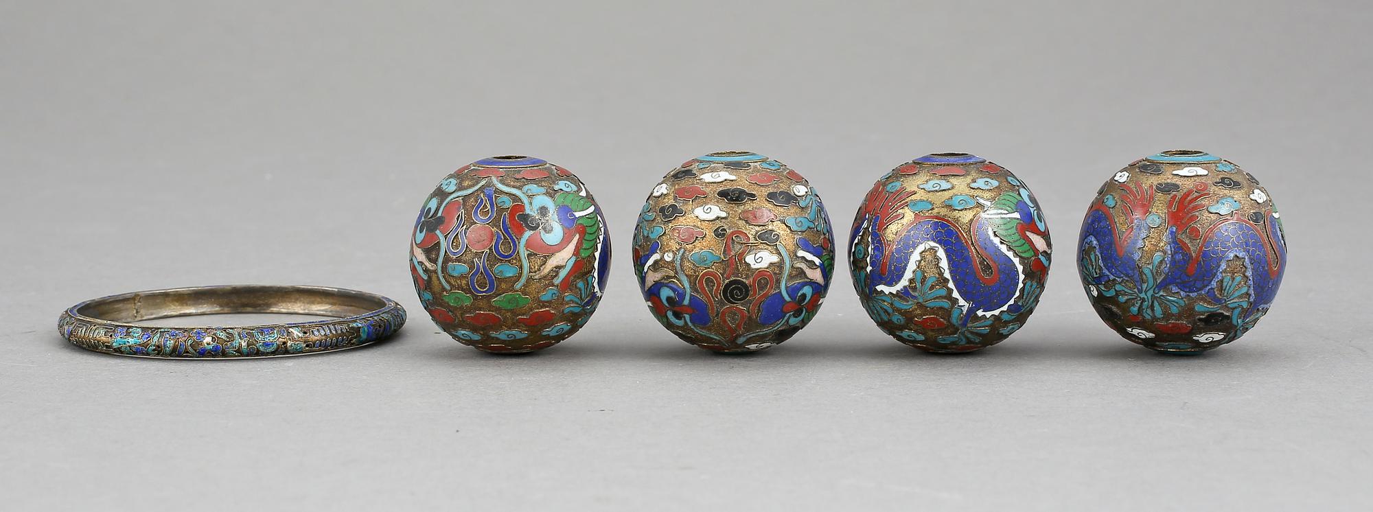 BOLLAR, fyra stycken samt ARMBAND, cloisonné. Sen Qing dynasti, sekelskfite 1900.